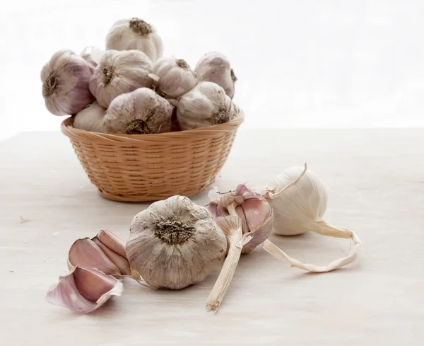 Garlic on the table. Unwashed vegetables, farm product — Stock Photo, Image