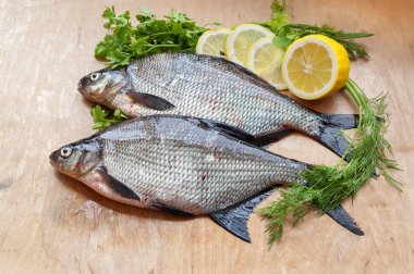 Taze nehir balık çipura masada