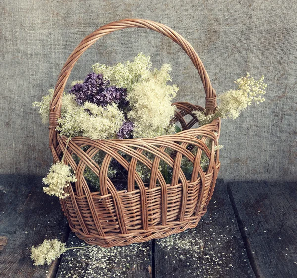 Otlar ve vintage tarzı çiçek sepeti. — Stok fotoğraf
