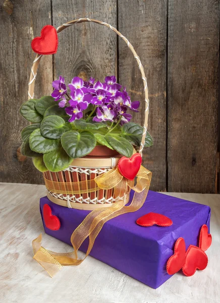 Çiçekler Menekşe ve kalpleri ve altın şerit ile hediye sepeti