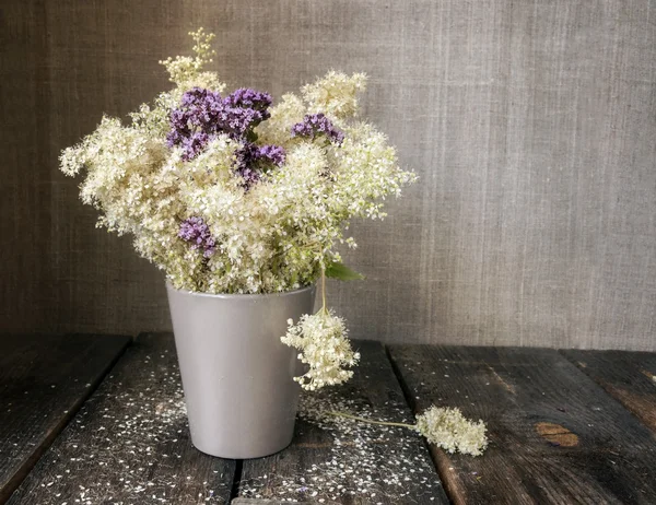 Der Korb mit Kräutern und Blumen im Vintage-Stil. — Stockfoto