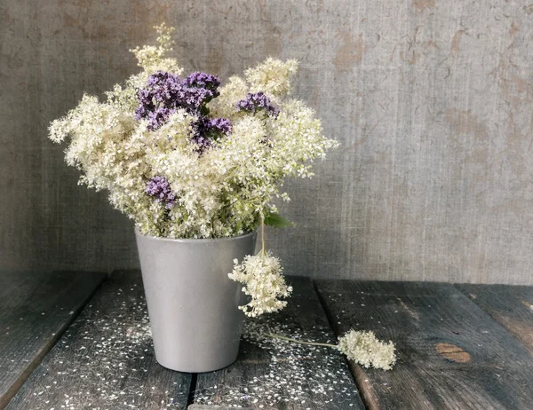 Der Korb mit Kräutern und Blumen im Vintage-Stil. — Stockfoto