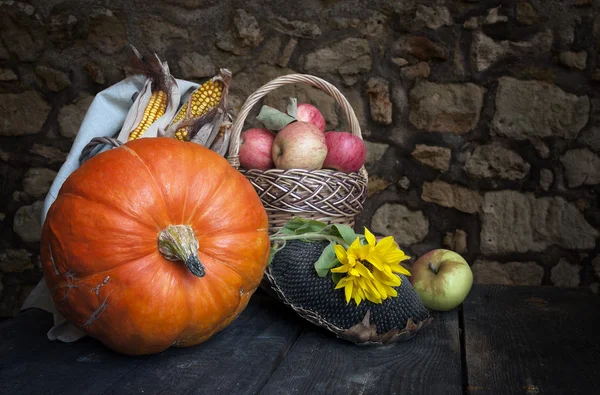 La nature morte d'automne avec des pommes et des tournesols — Photo