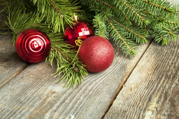 Noel ağaç dalları ve kırmızı topları