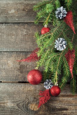 Kırmızı topları olan Noel ağacı