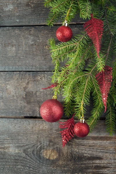 Árbol de Navidad con bolas rojas —  Fotos de Stock