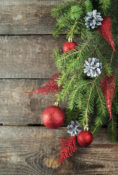 Weihnachtsbaum mit roten Kugeln lizenzfreie Stockbilder