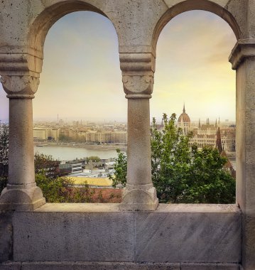 Macaristan Parlamentosu'nun günbatımında bina şehir, Budapeşte, Macaristan.