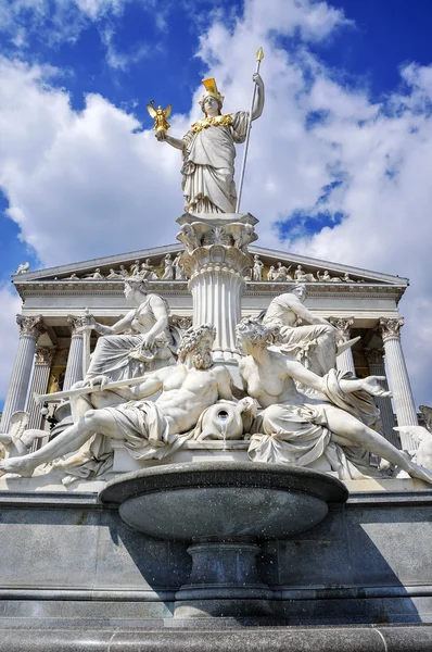 Tanrıça Pallas Athena heykeli Viyana'da Parlamento önünde,