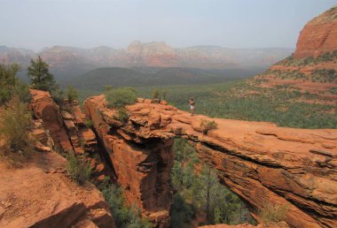 Şeytan Köprüsü 'nde tanınmayan biri, doğal kemer yapısı, Sedona, Arizona' da bulunan kızıl kaya dağları.