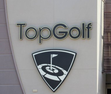 Scottsdale, Arizona 'daki binanın dış tarafında büyük bir TopGolf şirketi işareti ve logosu var.