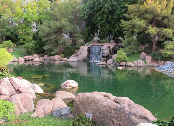 Japanischer Garten Mit Vielen Bäumen Und Koi Fischteich Mit Wasserfall — Stockfoto