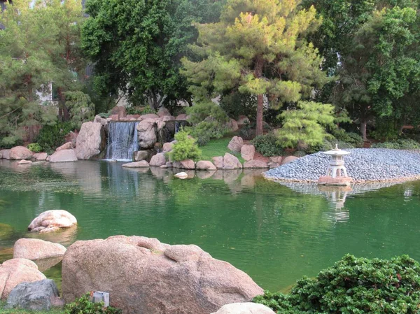 Japanischer Garten Mit Vielen Bäumen Und Koi Fischteich Mit Wasserfall — Stockfoto
