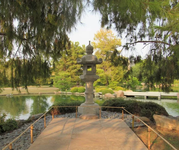 Eine Steinskulptur Einem Ruhigen Japanischen Garten Mit Bäumen Pflanzen Und — Stockfoto
