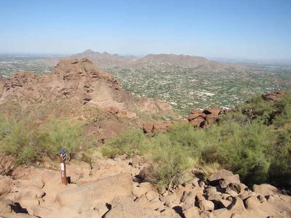 Kilátás Camelback Hegyre Városokkal Háttérben Egy Nyári Napon Phoenixben Arizonában — Stock Fotó