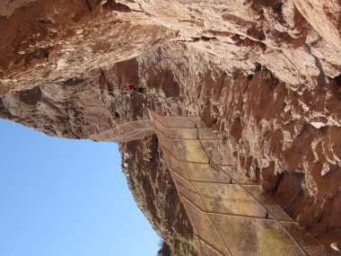 Güneşli bir günde Phoenix, Arizona 'da mavi gökyüzü ile tanınmayan bazı insanlarla Camelback Dağı yürüyüş patikasına bakın.