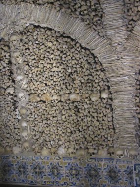 Evora, Portekiz 'deki Capela dos Ossos. İç duvarları insan kafatasları ve kemikleriyle kaplı. St. Francis Kilisesi' nin girişinin hemen yanında.. 