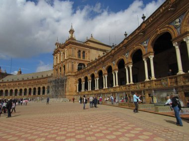 İspanya Meydanı, veya Plaza de Espana, Seville, İspanya 'daki Maria Luisa Parkı' nda birçok kişi tarafından ziyaret edilir. 
