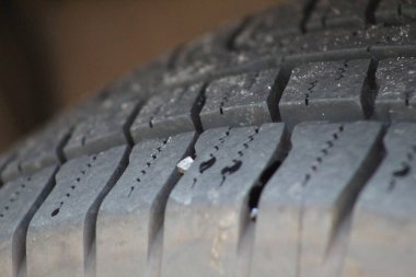 Çatlaklara sıkışmış toprak ve taşlı bir aracın lastik izlerini kapat. 