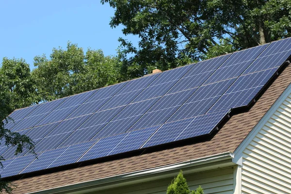 Painéis Solares Topo Telhado Casa Dia Ensolarado Verão Com Céu — Fotografia de Stock