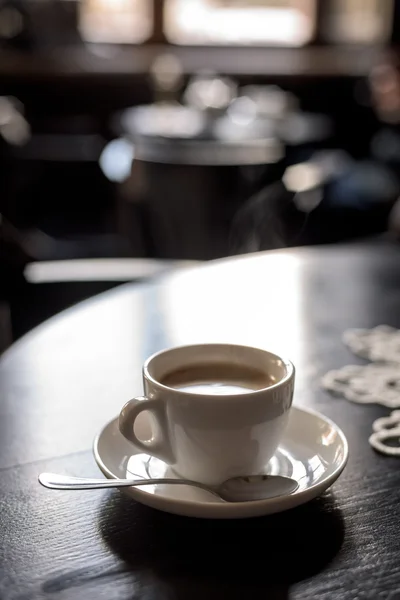 Filiżanka kawy na stole w kawiarni — Zdjęcie stockowe