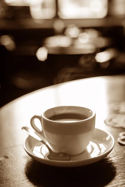 Taza de café en la mesa en la cafetería —  Fotos de Stock