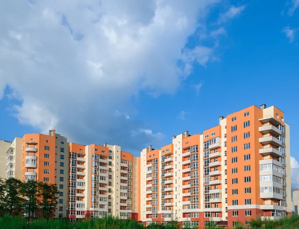 Novo edifício de apartamentos — Fotografia de Stock