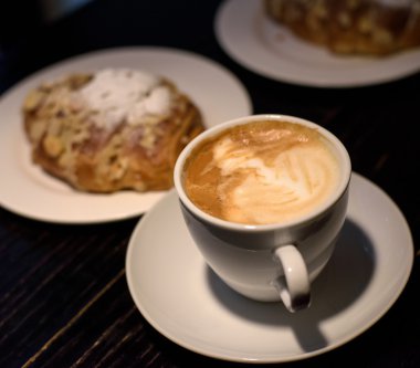 kapuçino fincan kek ile