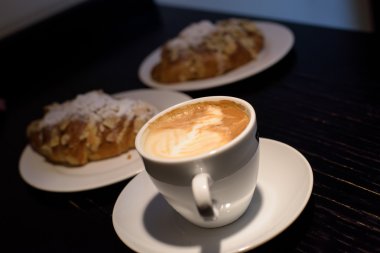 kapuçino fincan kek ile