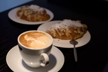 kapuçino fincan kek ile