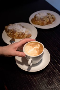 kapuçino fincan kek ile