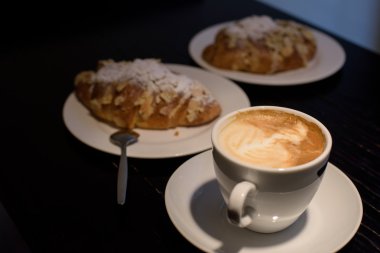 kapuçino fincan kek ile