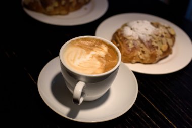 kapuçino fincan kek ile