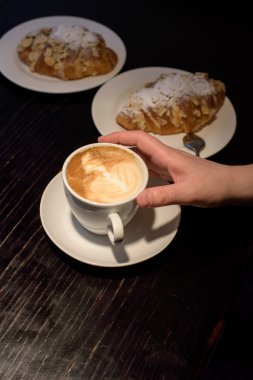 kapuçino fincan kek ile