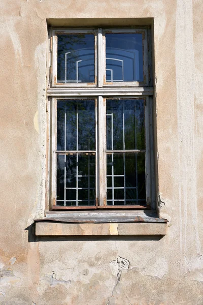 Окно старого кирпичного дома — стоковое фото