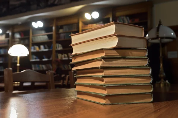 Bücherstapel auf dem Tisch — Stockfoto