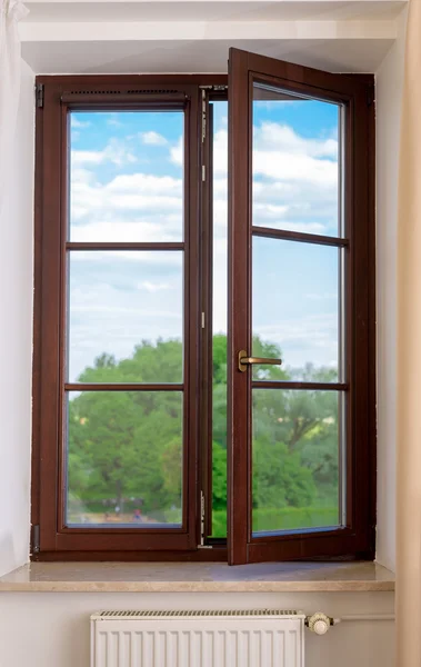 Деревянное пластиковое окно — стоковое фото