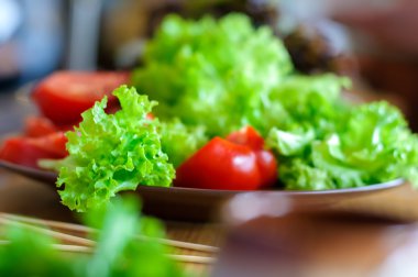 salata tabağı domates ile