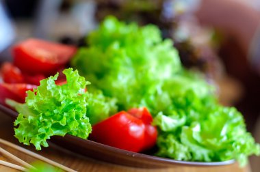 salata tabağı domates ile