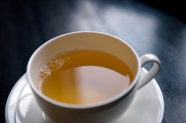 bir fincan yeşil çay