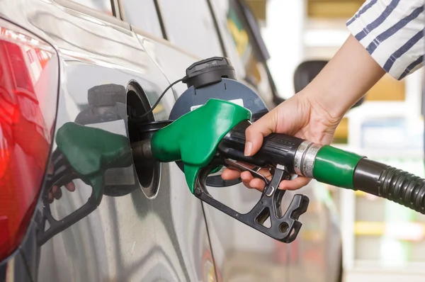 Palivové trysky pro doplňování paliva v autě — Stock fotografie