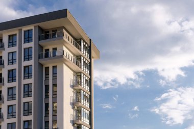 Mavi gökyüzü arka planında inşaat sırasında modern ev