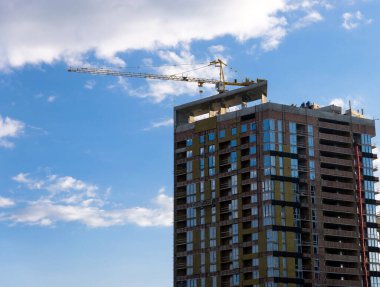 Mavi gökyüzü arka planında inşaat sırasında modern ev