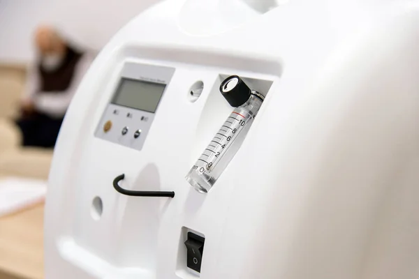 医療機器個々の白色ポータブル酸素濃度計Covid 19または他の呼吸器疾患の患者のための毎分流量10 ストック画像