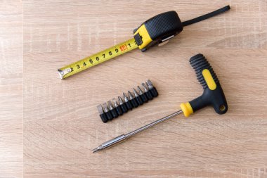 Ahşap mobilya montajı için en iyi alet ve ekipman manzarası. Ev onarım konseptleri. Mobilya fikirleri.