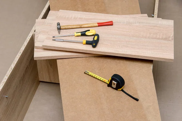 木製家具アセンブリのためのツールや機器のトップビュー 家の修理の概念 Diy家具のアイデア — ストック写真