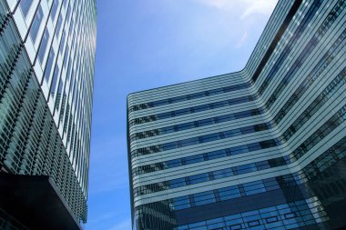 İş şehrinde mavi gökyüzü arka planı üzerine modern yüksek ofis binası