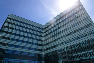 İş şehrinde mavi gökyüzü arka planı üzerine modern yüksek ofis binası