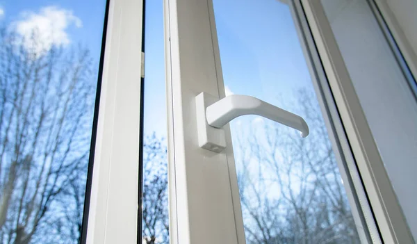 Geöffnetes Kunststoff Vinyl Fenster Auf Blauem Himmel Winter Hintergrund — Stockfoto