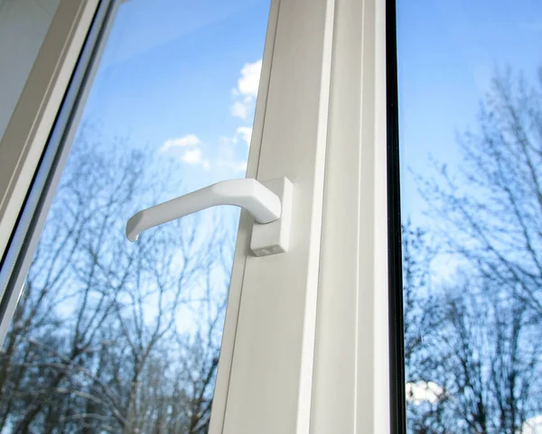 Geschlossenes Kunststoff Vinyl Fenster Auf Blauem Himmel Winter Hintergrund — Stockfoto